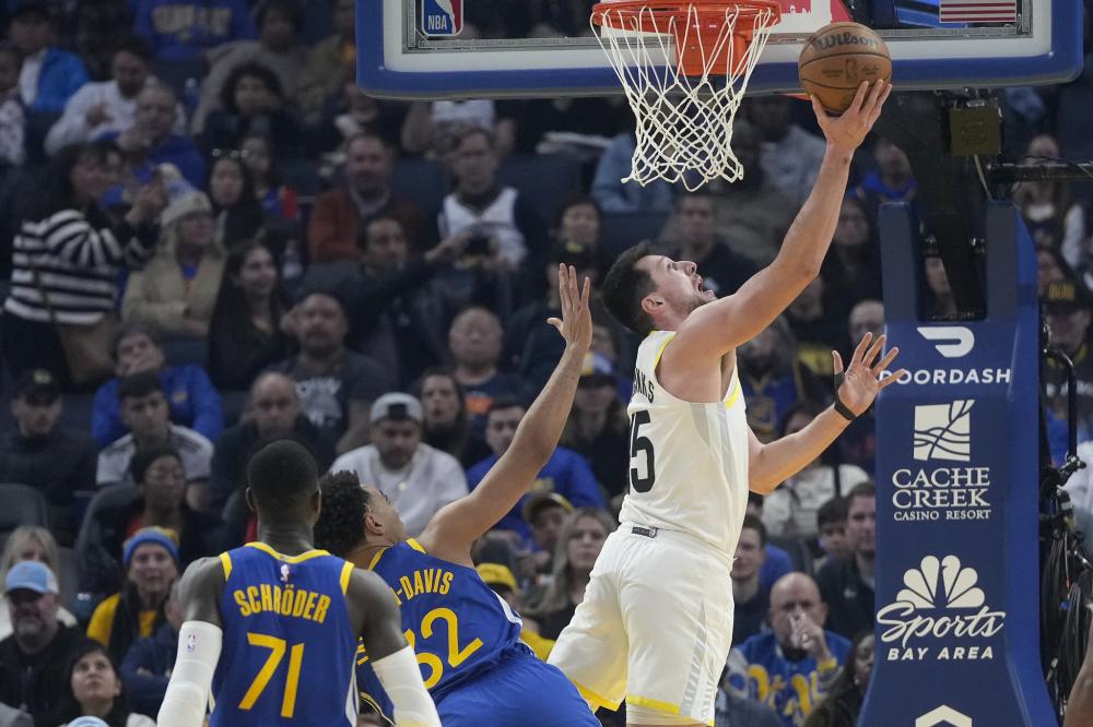 身着休闲装 身着休闲装